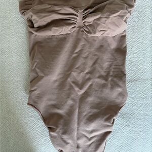 SKIMS Seamless Sculpt Bodysuit - Cream and Tan